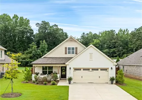 1627 Hidden Lakes Dr, Opelika, AL 36801