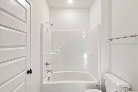 Bath - 1002 Twin Ln, Valley, AL 36854 photo 2 of 4
