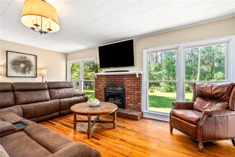 Living - 1612 33rd St, Valley, AL 36854 photo 3 of 4