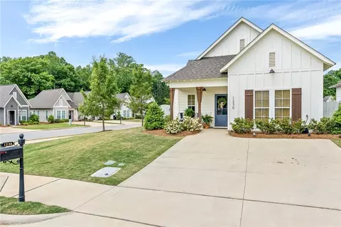 1236 Fox Tail Ln, Opelika, AL 36801