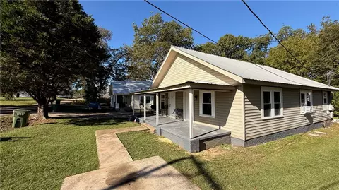 15-17 E 20th St, Lanett, AL 36863