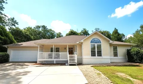 216 Laurel Wood Dr, Smiths Station, AL 36877