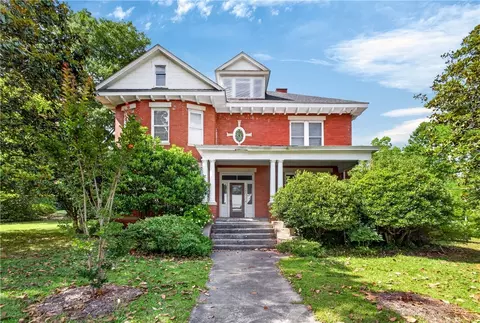 483 Holley St, Camp Hill, AL 36850