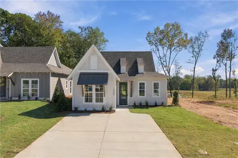 1067 Woodland Ln, Opelika, AL 36801