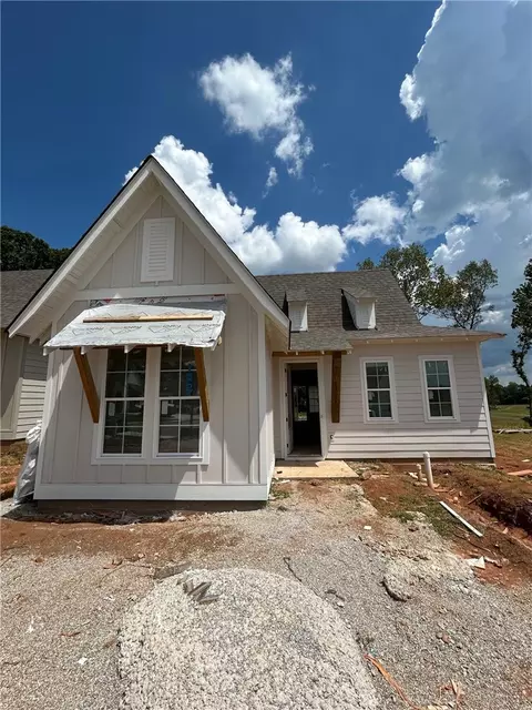 1067 Woodland Ln, Opelika, AL 36801