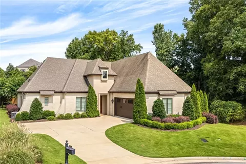 1009 Fairview Ln, Auburn, AL 36830