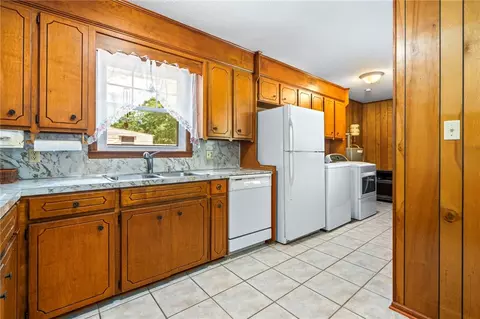 Kitchen - 516 Pinecrest Dr E, Lafayette, AL 36801 photo 2 of 2