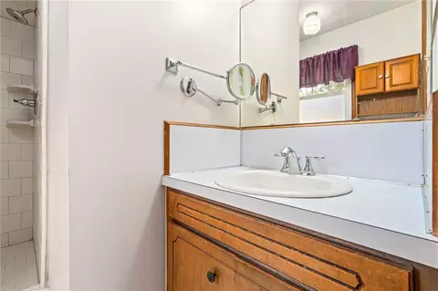 Bath - 516 Pinecrest Dr E, Lafayette, AL 36801 photo 1 of 3