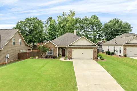 2706 Carriage House Ln, Opelika, AL 36801