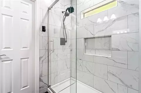 Bath - 572 E University Dr, Auburn, AL 36830 photo 2 of 3