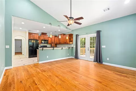 Living - 572 E University Dr, Auburn, AL 36830 photo 1 of 3