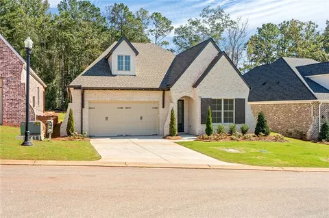 513 Windsor Dr, Opelika, AL 36801