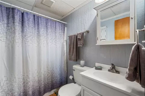 Bath - 203 N View Pointe Dr, Lagrange, GA 30241 photo 1 of 2