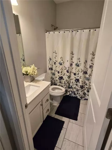 Bath - 1027 Dunkirk Cir, Auburn, AL 36832 photo 1 of 2