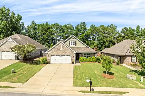 1084 Hampstead Ln, Opelika, AL 36801