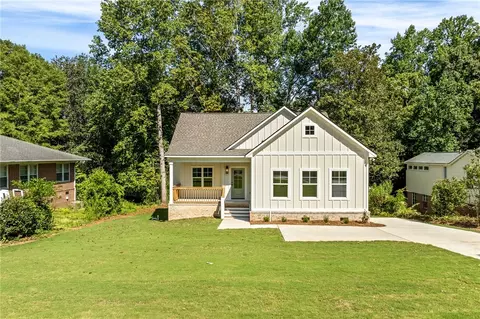 902 Lakeshore Ave, Opelika, AL 36801