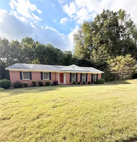 2009 N Hills Dr, Opelika, AL 36801