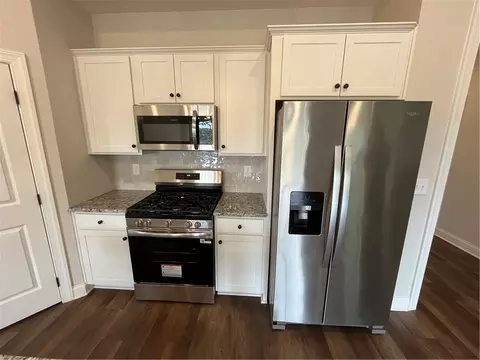 Kitchen - 2008 Burts Gap Loop, Auburn, AL 36830 photo 2 of 4