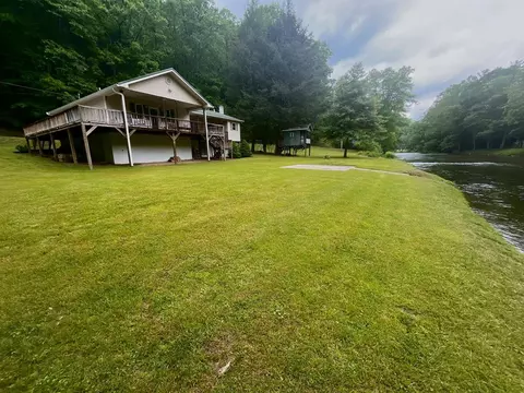 303 Creekside Dr, Dugspur, VA 24325