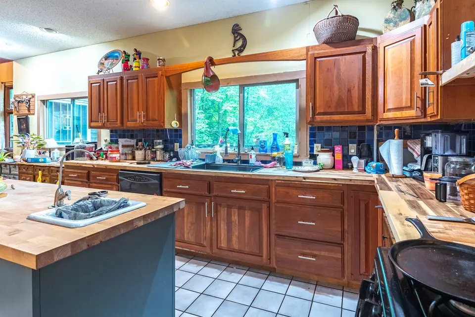 Kitchen - 495 495 Moonshadow Trl, Haysi, VA 24256 photo 1 of 3