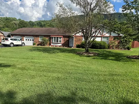 135 Adams St, Tazewell, VA 24651
