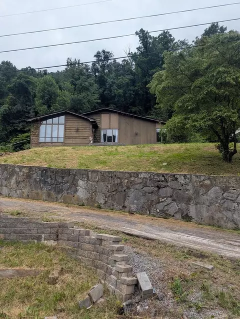 1107 Russell Hill St, Grundy, VA 24614