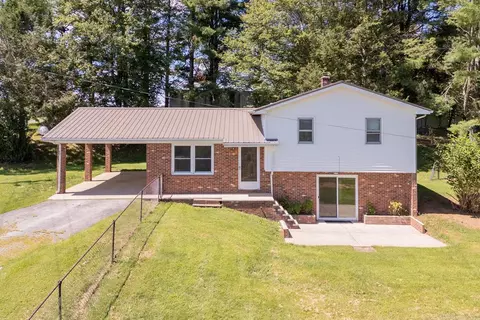 49 Hoover Rd, Hillsville, VA 24343