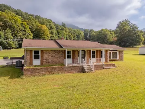 1838 Cascade Dr, Pembroke, VA 24136