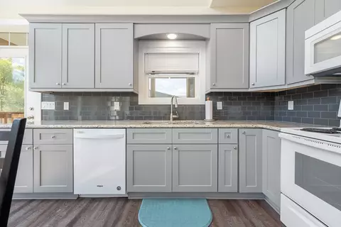 Kitchen - 4200 Clarks Ferry Rd, Draper, VA 24324 photo 5 of 6