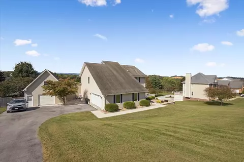 18430 Whites Point Dr, Abingdon, VA 24211