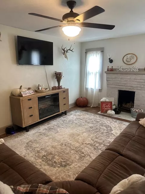 Living - 155 Edgewater Dr, Cedar Bluff, VA 24609 photo 2 of 3