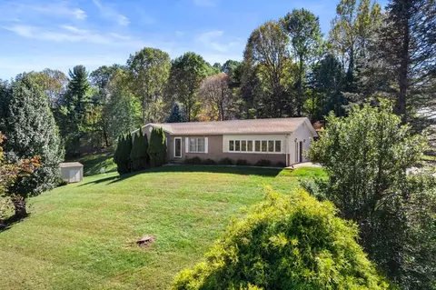 21 Cedar Pt, Galax, VA 24333 photo 1