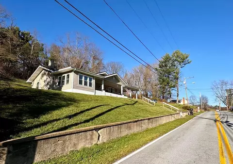 219 Jeffersonville St, Tazewell, VA 24651