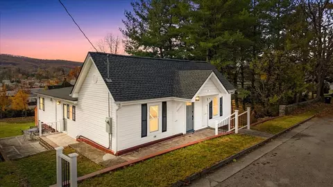 118 NE 6th St, Pulaski, VA 24301