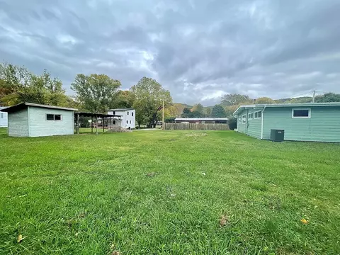 Exterior - 523 Docie St, Damascus, VA 24236 photo 8 of 15