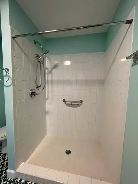 Bath - 523 Docie St, Damascus, VA 24236 photo 2 of 4