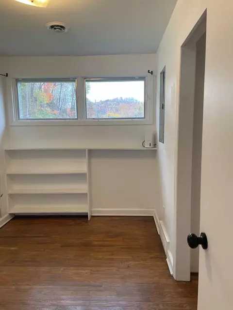 Bedroom - 523 Docie St, Damascus, VA 24236 photo 2 of 4
