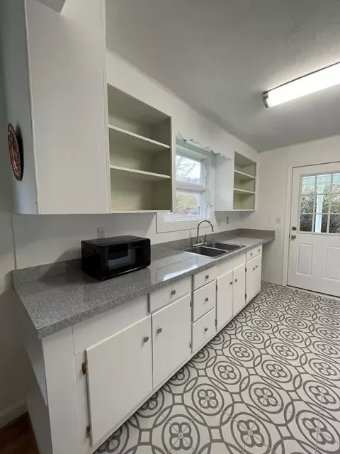 Kitchen - 523 Docie St, Damascus, VA 24236 photo 2 of 3