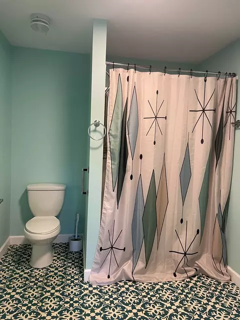 Bath - 523 Docie St, Damascus, VA 24236 photo 1 of 4