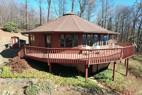 132 Chestnut Rdg, Hillsville, VA 24343