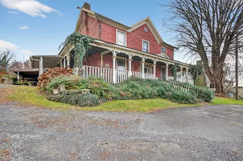 302 SW Front St, Abingdon, VA 24210