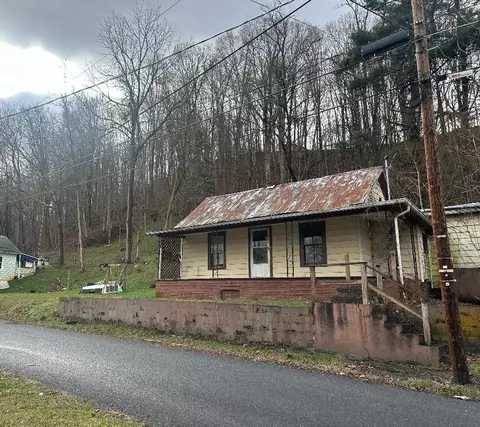 656 Spruce St, Marion, VA 24354