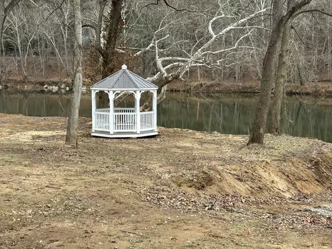 136 Lansworth Dr, Austinville, VA 24312