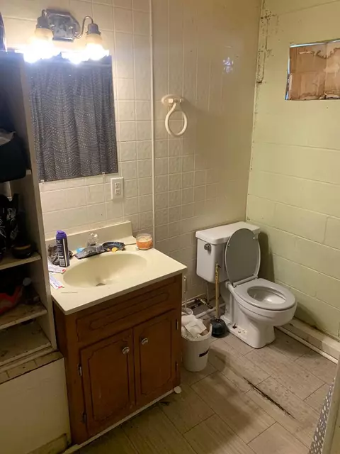 Bath - 1165 N Independence Ave, Independence, VA 24348 photo 2 of 2