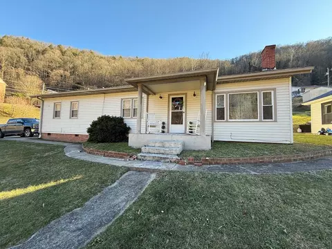 1022 Russell Hill St, Grundy, VA 24614