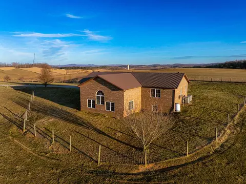 501 Meadowbrook Ln, Max Meadows, VA 24360