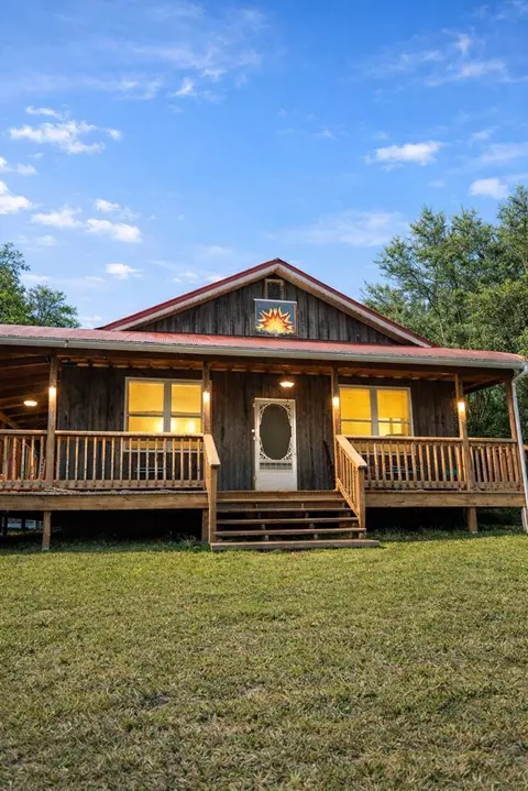 36091 Glove Dr, Glade Spring, VA 24340