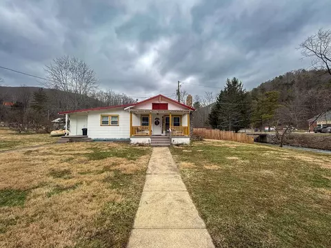 28 Fernwood Dr, Rocky Gap, VA 24366