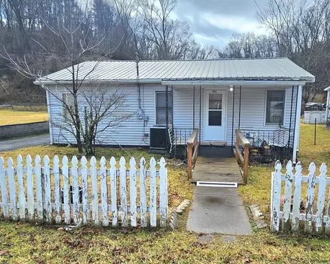 901 Maplewood Ln, Tazewell, VA 24651