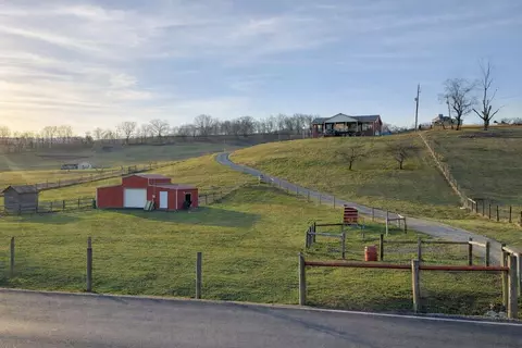 108 Meredith Ln, Tazewell, VA 24651